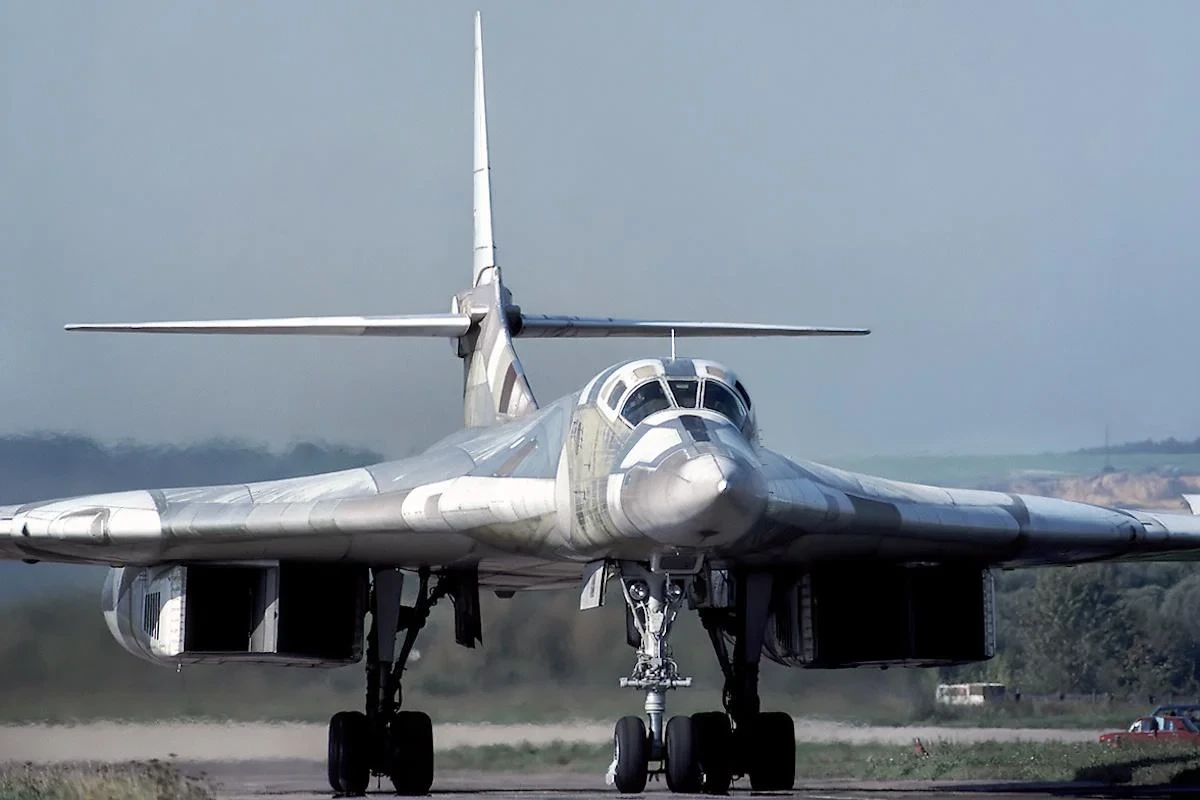 Супутникові знімки зафіксували спорядження Ту-160 ракетами перед атакою по Україні